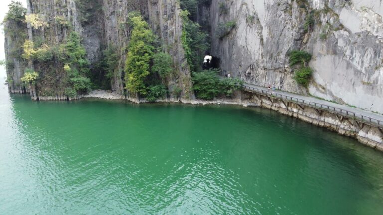 Baia del Bogn Riva di Solto BG: Un angolo di paradiso sul lago con oltre 70 caratteri di bellezze naturali