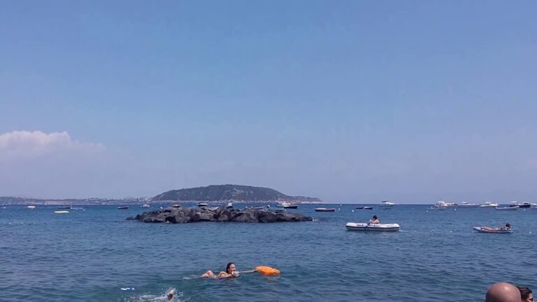 Le meraviglie nascoste della Spiaggia del Pescatore a Ischia: un paradiso tropicale di sapore autentico