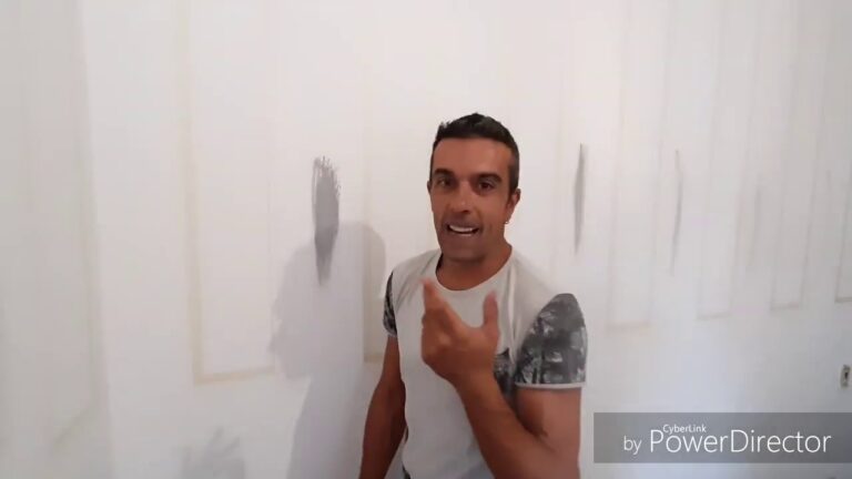 Crea un effetto sorprendente con le pareti a righe diagonali: Un tocco di originalit&agrave; per la tua casa!