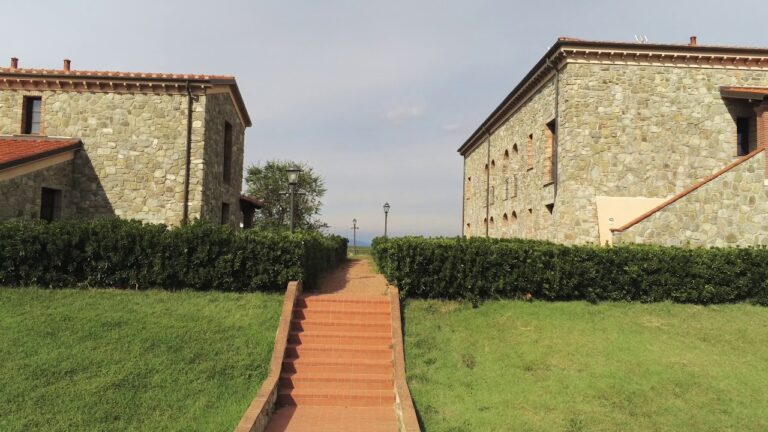 Vacanze rilassanti all’agriturismo Santa Luce: piscina e tanto benessere in 70 caratteri!